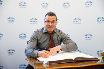 Tomáš Slavata převzal stříbrnou medaili Předsedy Senátu parlamentu ČR