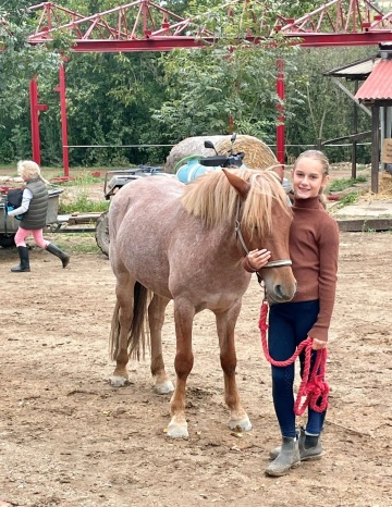 Adélka utrpěla těžký úraz hlavy po kopnutí koněm